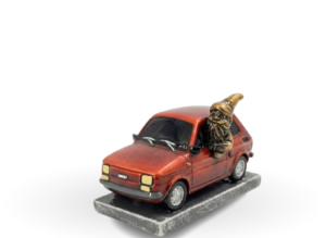 Krasnal wrocławski – Auto Maluch czerwony