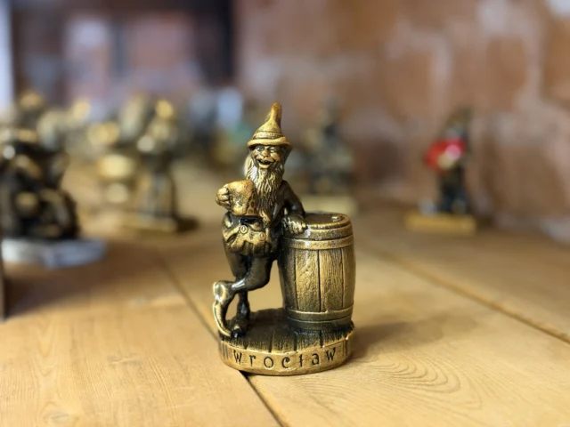 Krasnal wrocławski z piwem – figurka 10 cm