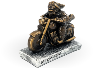 Krasnal wrocławski Motor (motocykl) – kolor brąz, 15 cm