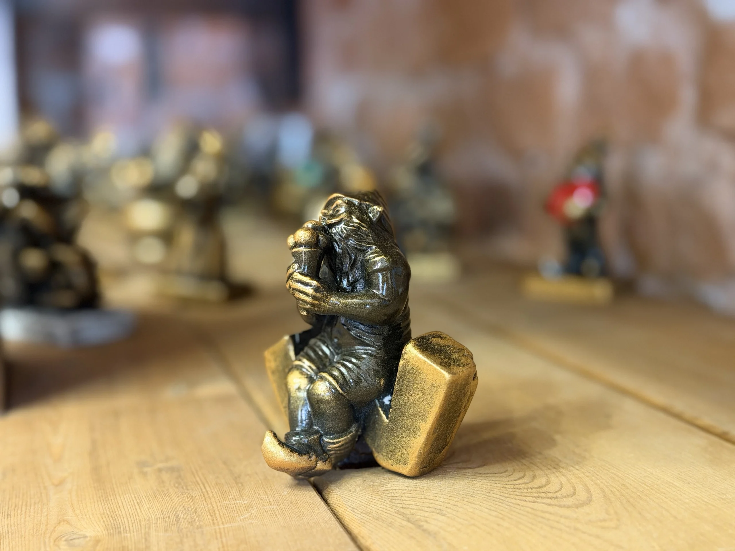 Krasnal z lodami – wrocławska figurka 9 cm - obrazek 2