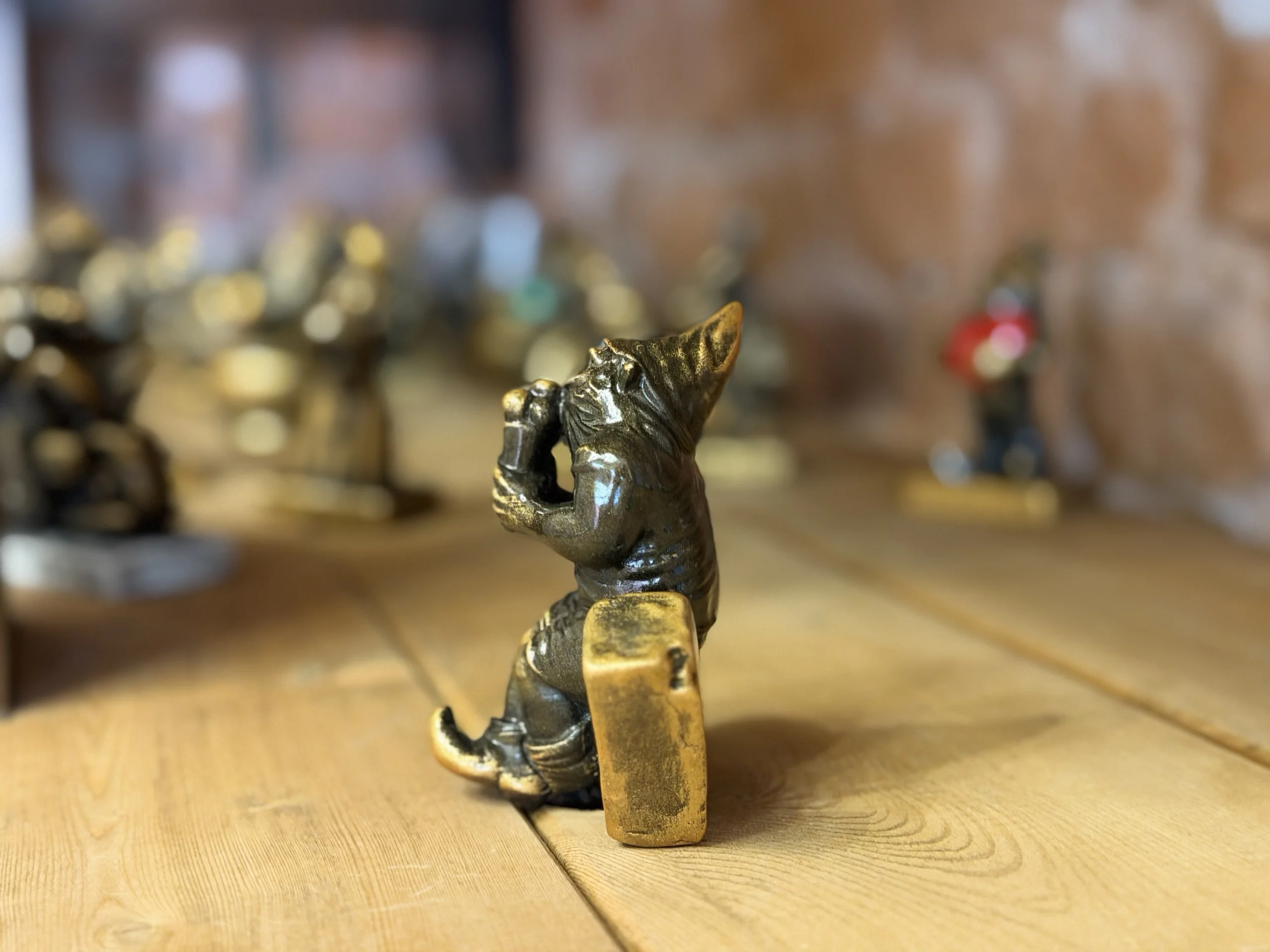 Krasnal z lodami – wrocławska figurka 9 cm - obrazek 3