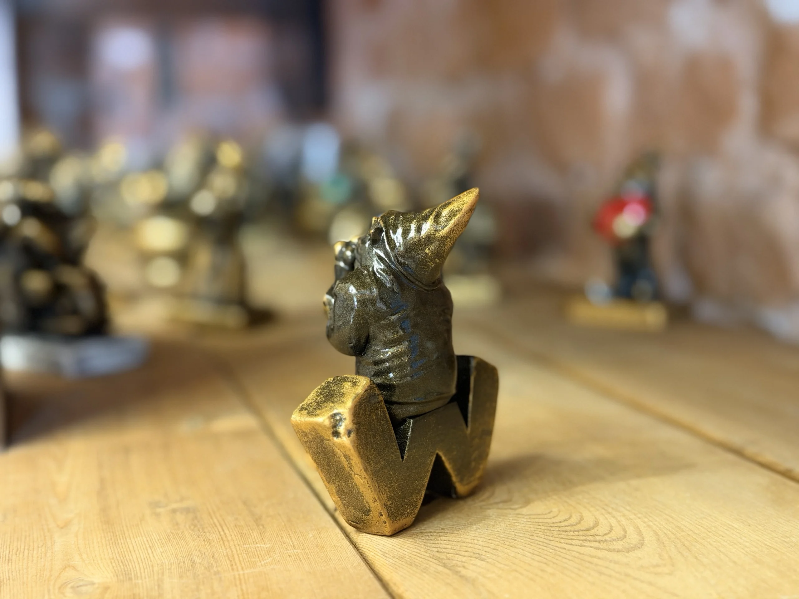 Krasnal z lodami – wrocławska figurka 9 cm - obrazek 4