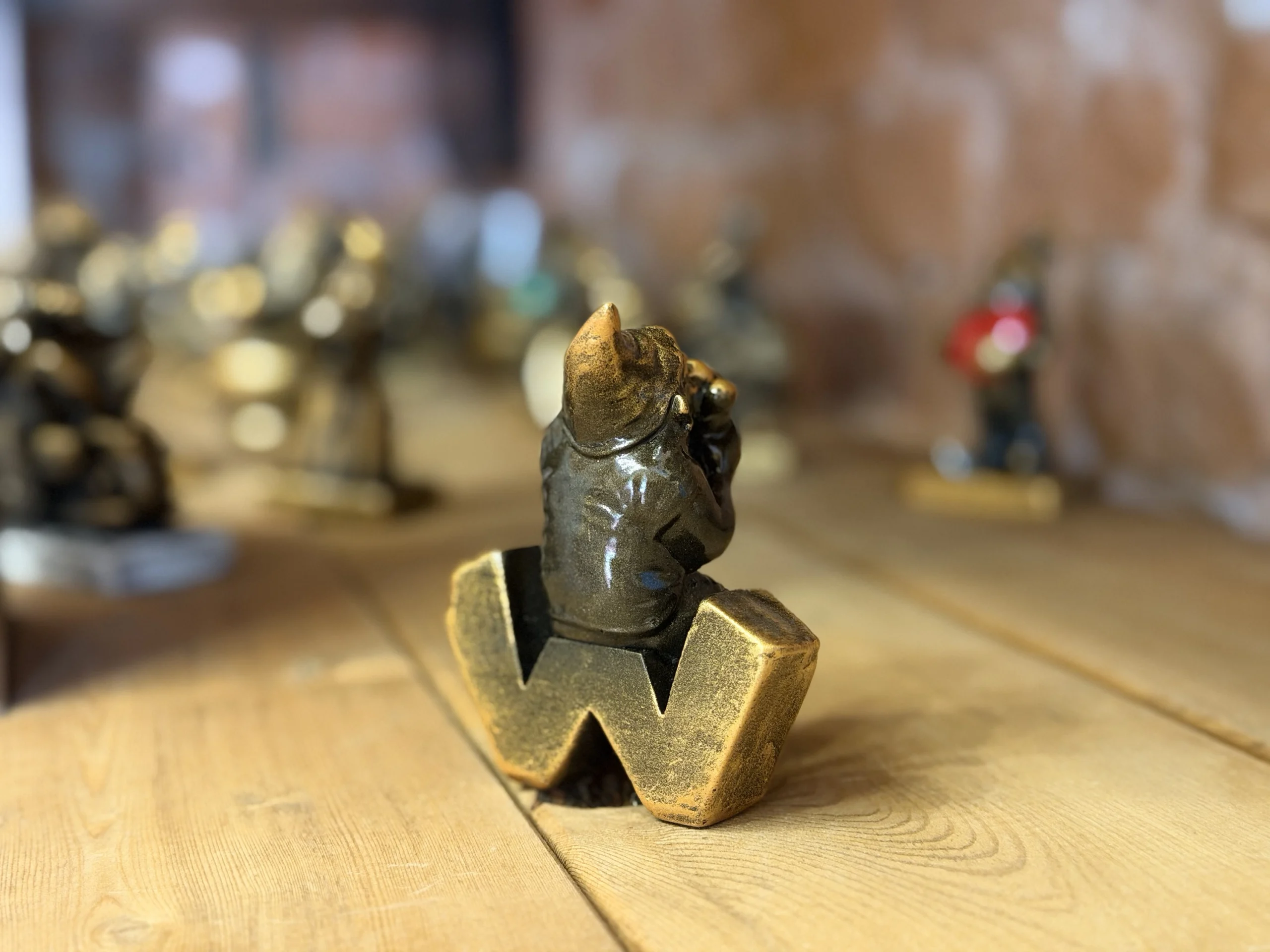 Krasnal z lodami – wrocławska figurka 9 cm - obrazek 6