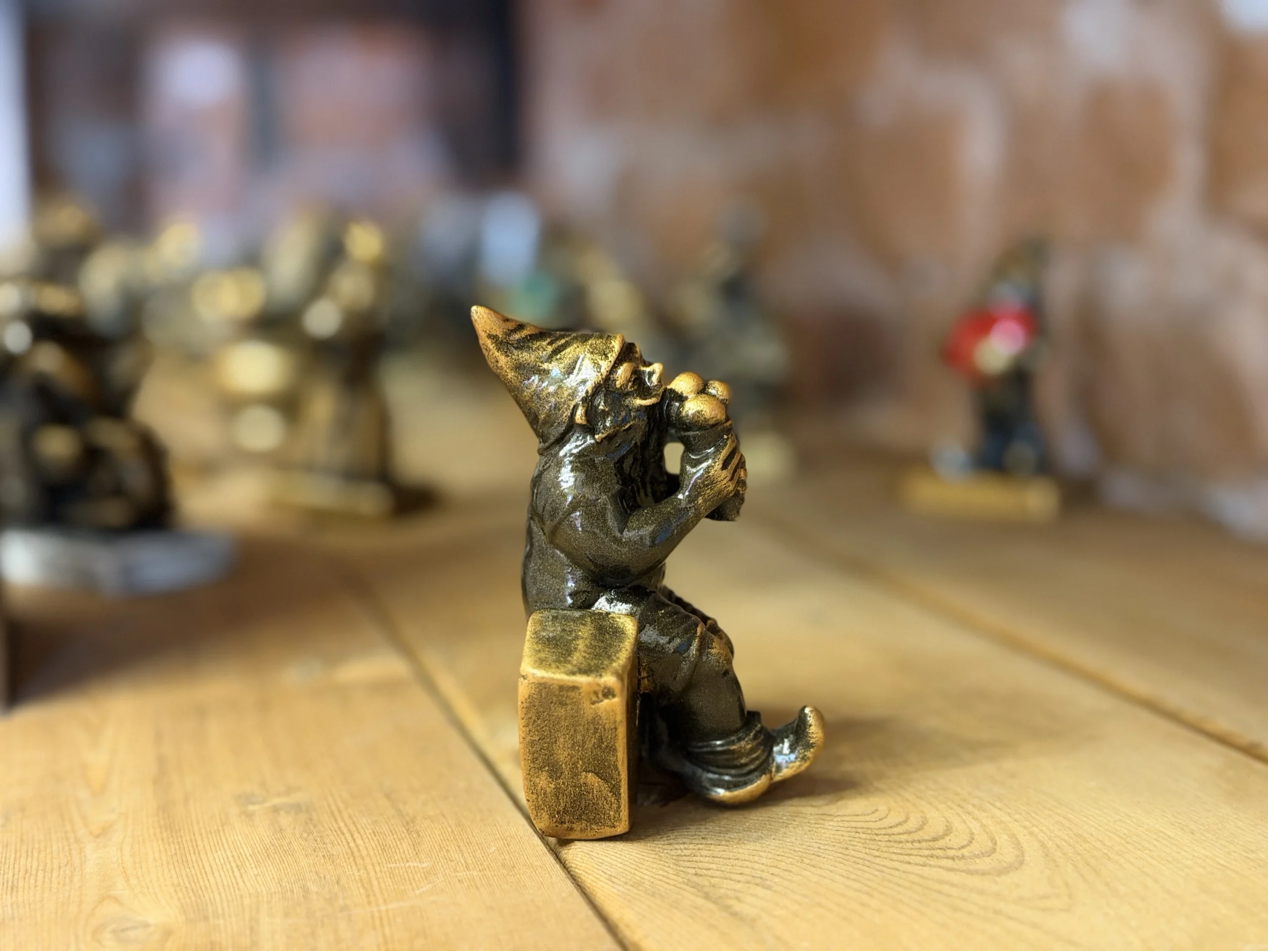 Krasnal z lodami – wrocławska figurka 9 cm - obrazek 7