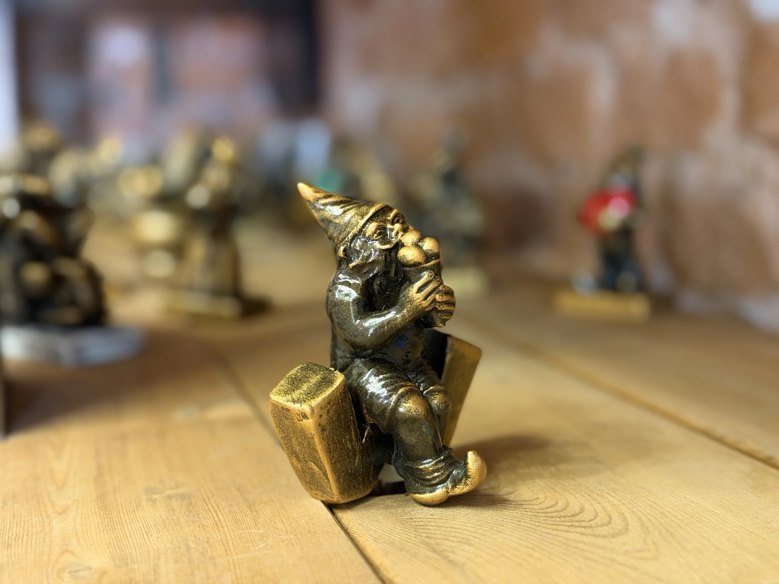 Krasnal z lodami – wrocławska figurka 9 cm - obrazek 8