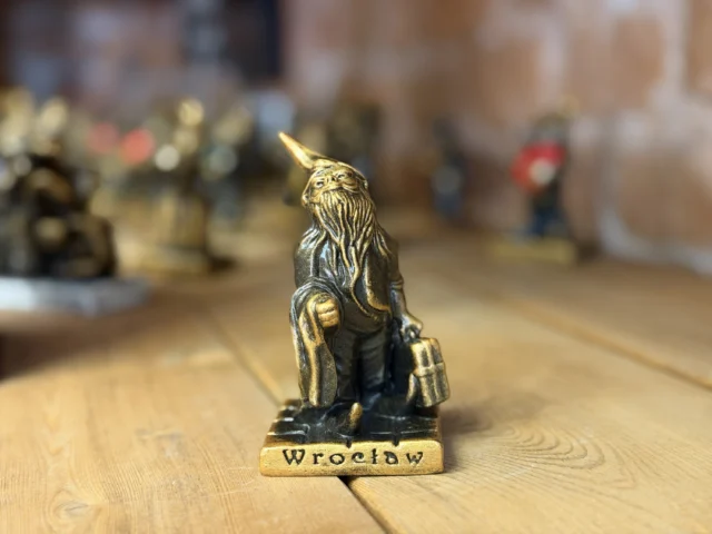 Krasnal Arcik Podróżnik – figurka 9 cm