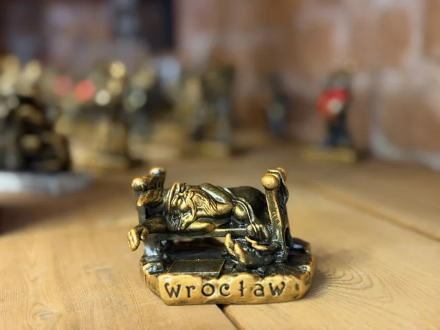 Krasnal wrocławski Chrapek – brązowa figurka