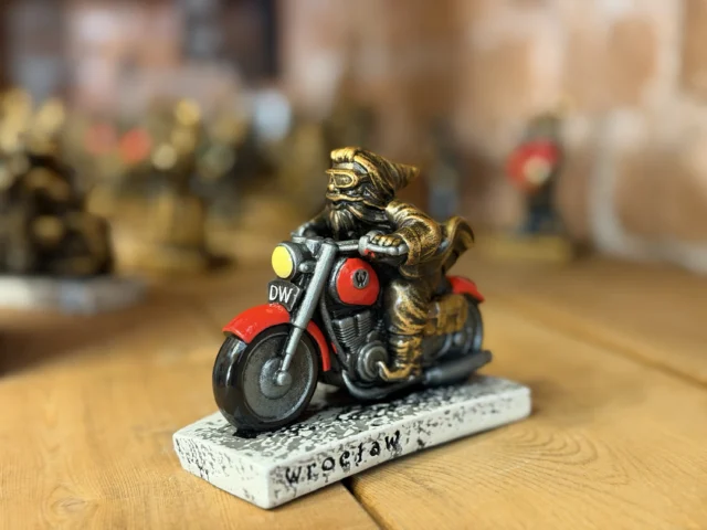 Krasnal wrocławski na czerwonym motorze – figurka 8,5 cm