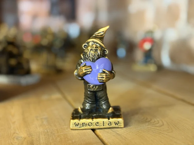 Krasnal wrocławski z fioletowym sercem – figurka 10 cm