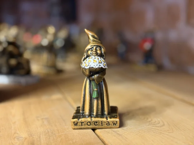 Krasnal Dziewczynka z białymi kwiatami – figurka 10 cm