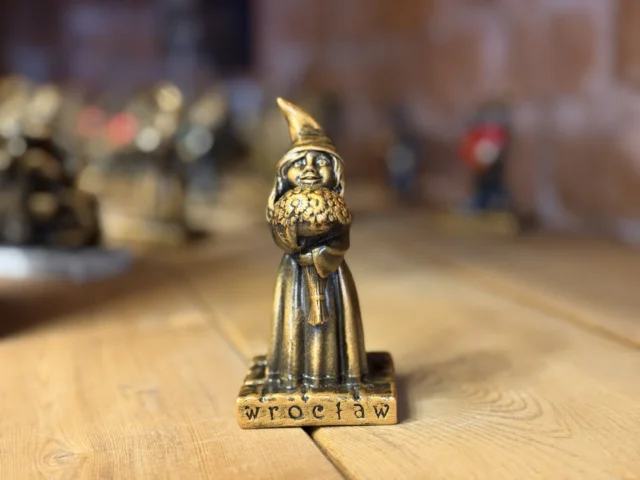 Krasnal wrocławski Dziewczynka z kwiatami – figurka 10 cm