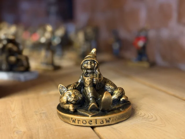 Krasnal wrocławski Dziewczynka z kotem – figurka